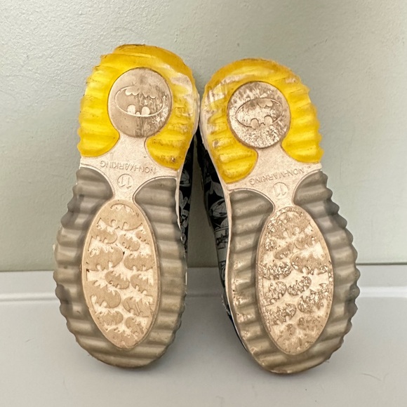 Toddler light-up Batman Sneakers - Picture 7 of 7